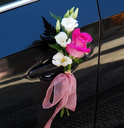 Decoración puertas coche con rosas y lisianthus. Siete Flores Zaragoza
