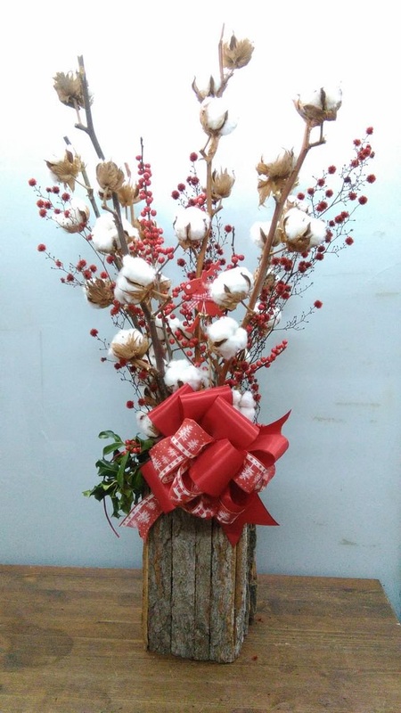 Centro floral navideño con Ilex y algodon