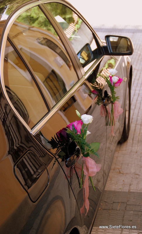 Decoración de coche clasico para boda en Zaragoza. - Floristería Zaragoza -  Flores Elena - Envío de Flores y Plantas