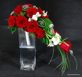 Ramo de novia en cascada con rosas