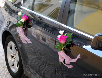 Decoración puertas coche con rosas y lisianthus. Siete Flores Zaragoza