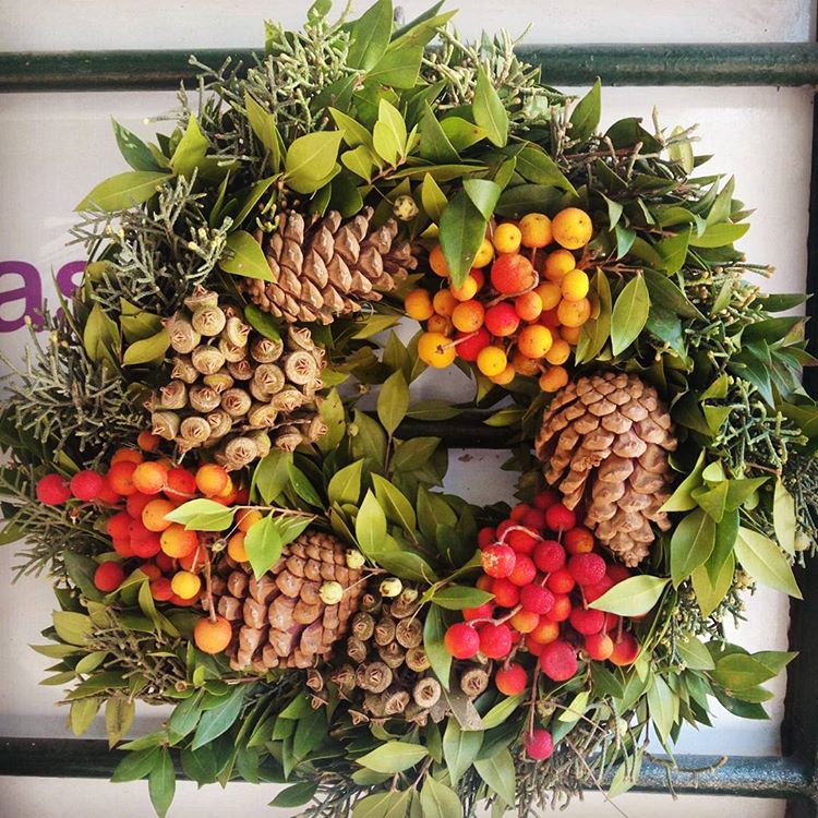 Corona navideña con frutos naturales en Siete Flores Zaragoza